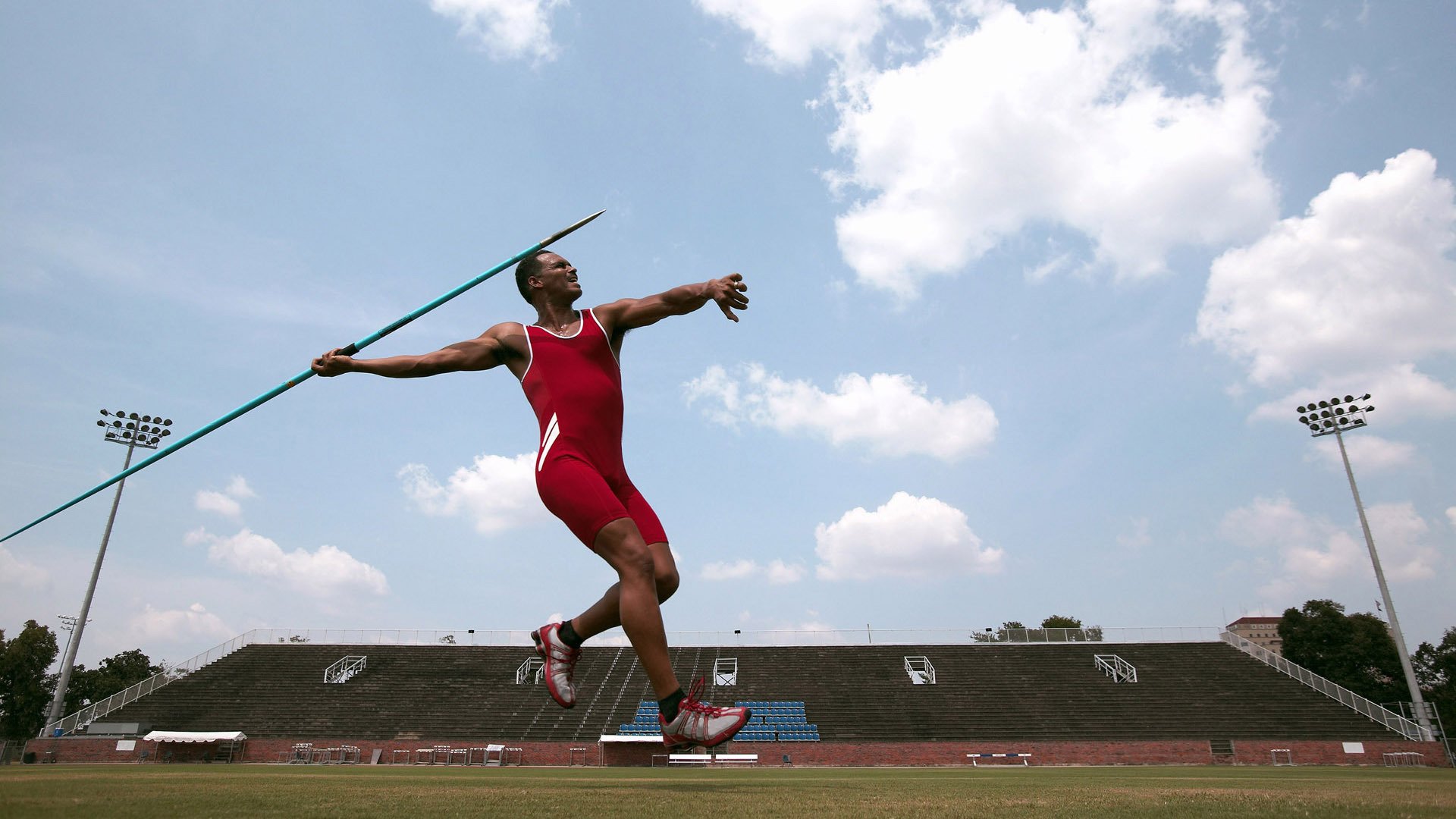 跳水动作优雅与精准兼备，跳水 动作